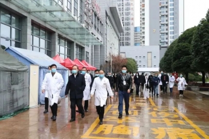 市人民政府副市長楊平到市人民醫院就城市核酸檢測基地建設工作進行現場辦公