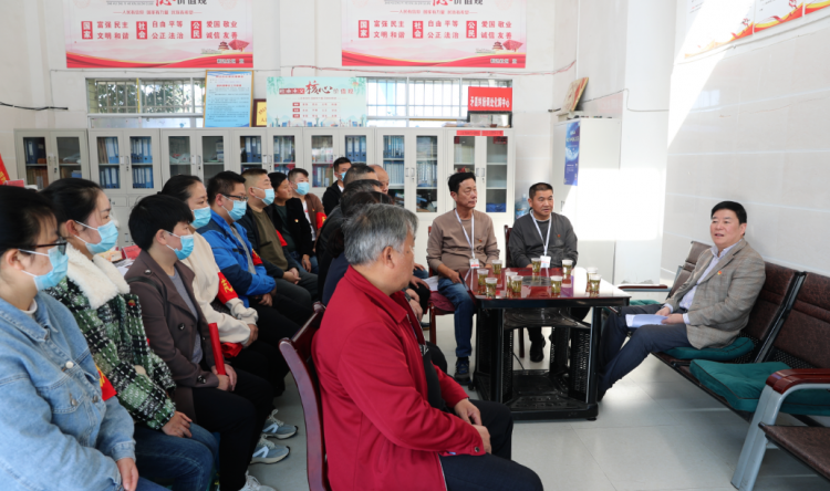 安顺市人民医院党委书记、西秀区华西办事处利达社区网格长张波进社区宣讲党的二十大精神